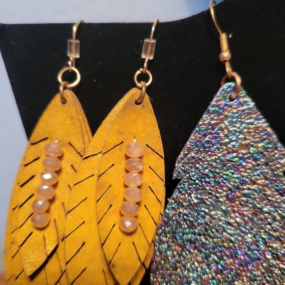 4 pairs of fish hook feather earrings - Picture 6 of 8
